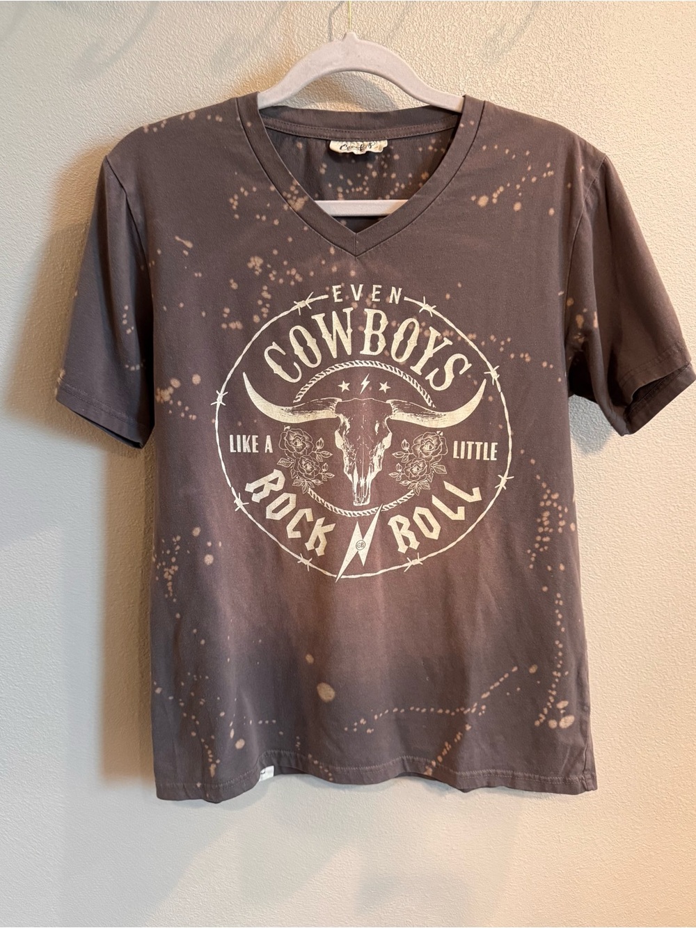 Vintage-Inspired Brown Graphic V-Neck Tee with 'Cowboys Rock n Roll' Print